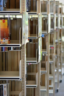 libri, biblioteca, leggere, segnalibri, scaffale, mensola, in casa, nessuno, natura morta, grande gruppo di oggetti, industria, contenitore, tecnologia, avvicinamento, abbondanza, stanza domestica, cremagliera, di fila, attività commerciale, libro, legno - materiale, vano portaoggetti, attrezzatura, vuoto, 4K, CC0, dominio pubblico, privo di copyright