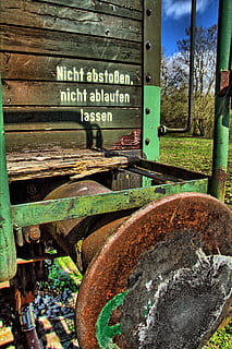 Eisenbahn, Wagen, Puffer, rostig, Tag, Holz - Material, keine Leute, Natur, Text, draußen, alt, Kommunikation, Metall, Transport, verlassen, westliche Schrift, Landwirtschaft, landwirtschaftliche Maschinen, Land, ländliche Szene, Bauernhof, Transportmittel, 2K, CC0, gemeinfrei, lizenzfrei