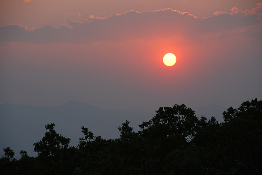 solnedgang, landskab, natur, himmel, sol, sommer, blå, lys, solnedgang landskab, udendørs, træ, smukt landskab, aften, smukke landskaber, naturlig, orange, skønhed i naturen, scenics - natur, rolig scene, ro, plante, idyllisk, bjerg, silhuet, ingen mennesker, ikke-urbane scene, sky - himmel, orange farve, miljø, bjergkæde, astronomi, romantisk himmel, bjergtop, 4K