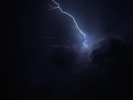 flash, guntur, petir, malam, langit hitam, listrik, badai, kekuatan di alam, awan - langit, hujan badai, kekuasaan, langit, keindahan di alam, alam, awan badai, tampilan sudut rendah, tidak ada orang, tanda, diterangi, langit yang dramatis, mendung, komunikasi, tanda peringatan, di luar rumah, gelap, yg beralamat buruk, hujan, terang, meteorologi, 1080P, CC0, domain publik, bebas royalti