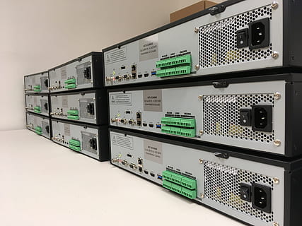 video-, servers, achterpaneel, technologie, communicatie, verbinding, binnenshuis, elektronische industrie, elektriciteit, geen mensen, controle, uitrusting, industrie, kabel, computer, stroomvoorziening, gezondheidszorg en medicijnen, Draadloze technologie, grote groep objecten, internet, veiligheid, bestellen, in een rij, netwerkserver, 4K, CC0, publiek domein, royaltyvrij