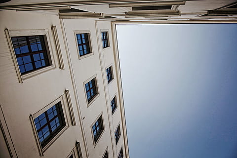 Niska, fotografia anioła, biały, budynek, robak, zdjęcie widoku oka, architektura, patrząc w górę, okno, niebo, perspektywiczny, na zewnątrz budynku, zbudowana struktura, niski kąt widzenia, dzielnica mieszkaniowa, żadnych ludzi, Miasto, dzień, Natura, apartament, na dworze, czyste Niebo, niebieski, światło słoneczne, funkcja budowy ścian, fasada, gabinet, bezpośrednio poniżej, Osiedle, 5K, CC0, domena publiczna, darmowe zdjęcia