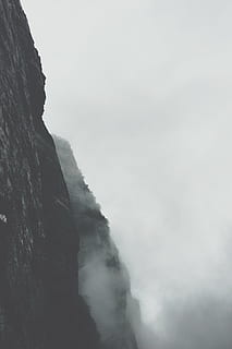 nebelig, Berglandschaft Fotografie, Berg, Seite, Cliff, Vertikale, Rock, Stein, Natur, zum, Wolken, Nebel, Landschaft, draussen, Wetter, steil, Schwarz und weiß, keine Leute, draußen, Winter, Tag, Schönheit in der Natur, szenen, die natürliche Welt, Szenen - Natur, Himmel, Felsformation, ruhige Szene, Ruhe, Flachwinkelansicht, Umgebung, Nicht-städtische Szene, Gebirge, Land, Rock - Objekt, Formation, Klima, Kraft in der Natur, Gipfel, 2K, CC0, gemeinfrei, lizenzfrei