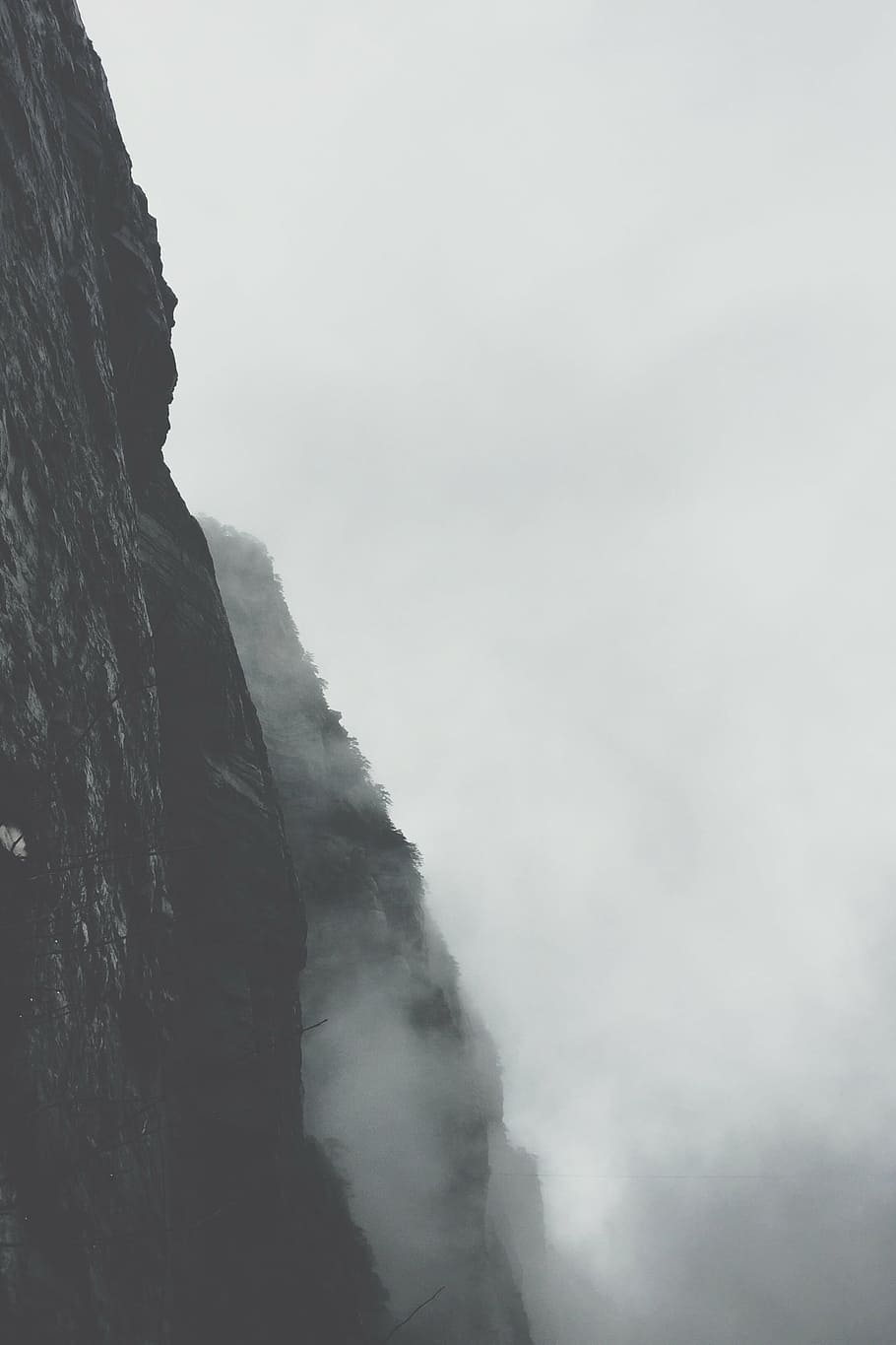 nebelig, Berglandschaft Fotografie, Berg, Seite, Cliff, Vertikale, Rock, Stein, Natur, zum, Wolken, Nebel, Landschaft, draussen, Wetter, steil, Schwarz und weiß, keine Leute, draußen, Winter, Tag, Schönheit in der Natur, szenen, die natürliche Welt, Szenen - Natur, Himmel, Felsformation, ruhige Szene, Ruhe, Flachwinkelansicht, Umgebung, Nicht-städtische Szene, Gebirge, Land, Rock - Objekt, Formation, Klima, Kraft in der Natur, Gipfel, 2K