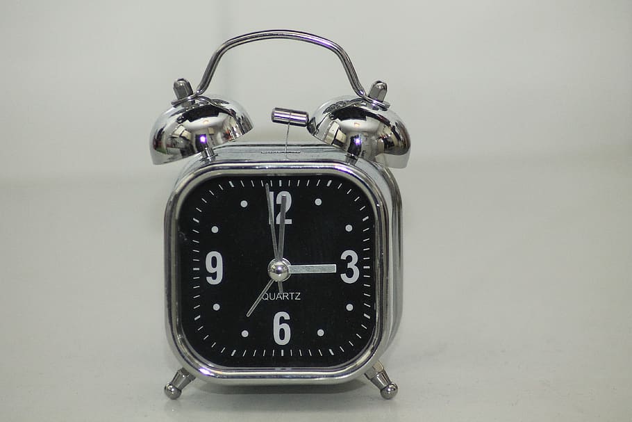 นาฬิกาปลุก, Crom, สะท้อน, นาฬิกา, จ่ายเงิน, เวลาของการ, เวลา, แสดงเวลา, ตัวชี้, หัวโบราณ, สไตล์ย้อนยุค, สตูดิโอยิง, แจ๋ว, ในบ้าน, จำนวน, วัตถุหนึ่งชิ้น, ไม่มีคน, ความถูกต้อง, ใกล้ชิด, ยังมีชีวิตอยู่, โลหะ, เข็มนาที, เทคโนโลยี, ระฆัง, เก่า, พื้นที่การคัดลอก, ตาราง, สีเงิน, 4K