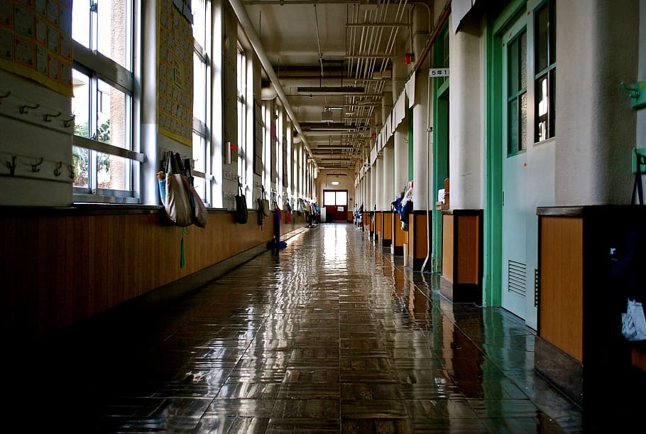 tom bygning hallway, Foto, tom, entre, klar, pathway, bygning, korridor, indre, indendørs, ingen mennesker, lager, industri, arkitektur, bygget struktur, vand, fængsel, vejen frem, retning, arkade, dag, faldende perspektiv, fravær, gulve, vindue, i en række, transportmidler, arkitektoniske kolonne, loft, 2K