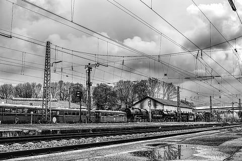 dramatik, blackjack, nostaljik, tren, tren istasyonu, siyah beyaz, demiryolu, gibiydi, platform, ayrılmak, katener, eski, siyah, demiryolu trafiği, bulutlar, Gleise, gökyüzü, Demiryolu rayları, Tren yolu, demiryolu yolu, taşımacılık, istasyon, çelik, siyah ve beyaz, raylı ulaşım, Izlemek, elektrik, kablo, bulut - gökyüzü, teknoloji, doğa, güç hattı, güç kaynağı, gün, bağ, elektrik pilonu, yakıt ve enerji üretimi, insansız, yapılı yapı, ulaşım modu, açık havada, karmaşa, 5K, CC0, kamu malı, telif ücretsiz