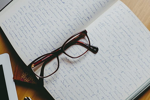 okulary i pamiętnik, okulary, Dziennik, koncepcje i pomysły, przedmioty, książka, dokument, biurko, papier, wysoki kąt widzenia, wzrok, żadnych ludzi, wewnątrz, stół, tekst, publikacja, Edukacja, pismo odręczne, martwa natura, zbliżenie, porozumiewanie się, antyczny, długopis, ołówek, okulary do czytania, akcesoria osobiste, 4K, CC0, domena publiczna, darmowe zdjęcia