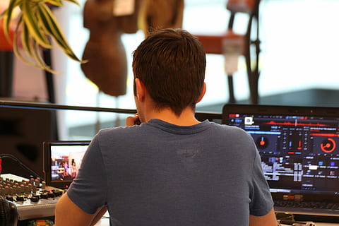 Mann, Sitzung, Vorderseite, eingeschaltete Laptops, dj mixer anwendungen, Technologie, Veranstaltung, Rührgerät, Operator, dj, Männer, Menschen, eine Person, Rückansicht, Kind, echte Menschen, Jungs, Porträt, Kopfschuss, Transport, Kindheit, Freizeitbeschäftigung, drinnen, Fokus auf den Vordergrund, Legere Kleidung, Musik-, Luftfahrzeug, Lebensstile, 5K, CC0, gemeinfrei, lizenzfrei