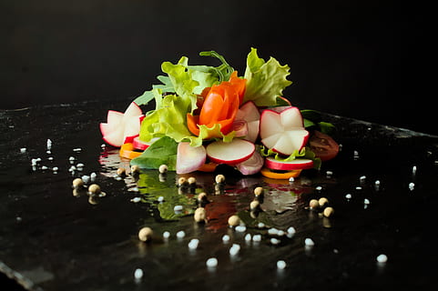 salat, tæt, grøntsager, mad og drikke, mad, sund kost, ingen mennesker, grøntsag, friskhed, velvære, indendørs, stilleben, sort baggrund, tæt på, rodfrugt, studio skud, hakket, frugt, rå fødevarer, gulerod, forberedelse, skive, Vegetarmad, 4K, CC0, offentligt domæne, royaltyfrie