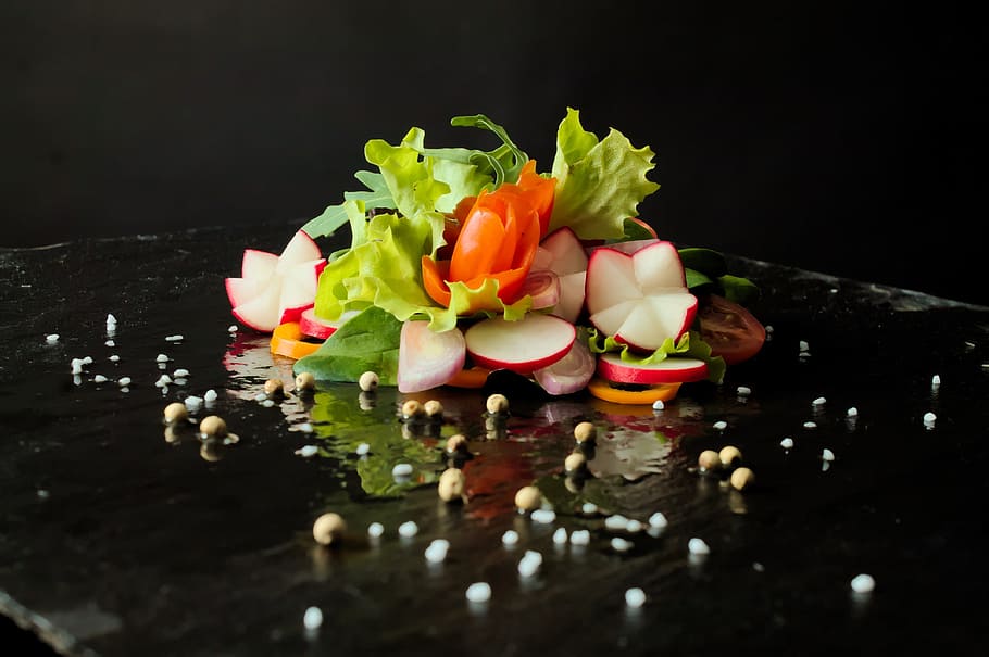 salat, tæt, grøntsager, mad og drikke, mad, sund kost, ingen mennesker, grøntsag, friskhed, velvære, indendørs, stilleben, sort baggrund, tæt på, rodfrugt, studio skud, hakket, frugt, rå fødevarer, gulerod, forberedelse, skive, Vegetarmad, 4K