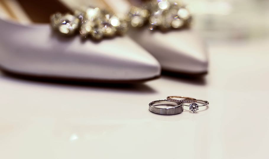 anell de color plata, Pròxim, parell, sabates de plata, sabata, anell, diamant, acoblament, sabates, per, anell de noces, cap gent, primer pla, a l'interior, dia, joieria, diamant - pedres precioses, enfocament selectiu, riquesa, brillant, celebració, pedres precioses, luxe, joies de perles, centrar-se en primer pla, elegància, or, esdeveniment, color daurat, dos objectes, joia preciosa, accessori personal, despesa, platí, color plata, 4K