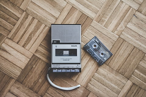 grau, Recorder, Kassette, schwarz, Spieler Layout Foto, alt, Gold, Technologie, Ausrüstung, Holz - Material, Musik-, Parkettboden, High Angle View, direkt darüber, einzelnes Objekt, drinnen, keine Leute, Stillleben, Holz, braun, Bodenbelag, Tabelle, Verbindung, Kommunikation, Retro-Stil, Muster, Computerausrüstung, kabellose Technologie, elektrische Ausrüstung, Holzmaserung, 5K, CC0, gemeinfrei, lizenzfrei