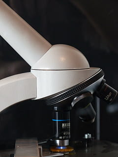 microscop, atentat, încercare, laborator, experiment, ocular, mărire, a închide, nici o persoana, metal, în interior, natură moartă, să se concentreze asupra primelor elemente, arta culturii și divertismentului, tehnologie, echipament, aparat, industrie, formă, ustensile de bucatarie, un singur obiect, zi, instrument optic, proiecta, mașini, muzică, argintiu colorat, 4K, CC0, domeniu public, fără drepturi de autor