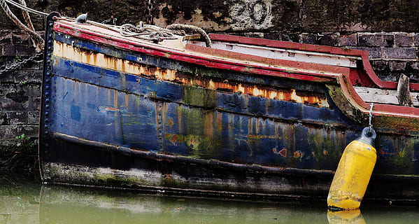 barca, ruggine, vecchio, ferro, metallo, corrosione, bacino, Dockside, brughiera, ormeggiato, decadimento, nave, blu, non amato, abbandonato, dimenticato, trascurare, trascurato, rivetti, intemperie, anziano, grunge, ossidato, ossido, patina, arrugginito, placido, mezzi di trasporto, nessuno, nave nautica, giallo, giorno, all'aperto, acqua, modo di trasporto, lungomare, natura, fiume, rovinato, 4K, CC0, dominio pubblico, privo di copyright