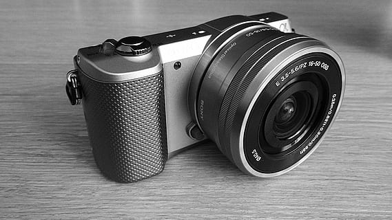 Digitalkamera, Sony, Kamera, Sony Kamera, alpha-5000, Kamera - Fotoausrüstung, Fotografie-Themen, keine Leute, altmodisch, Nahansicht, drinnen, Technologie, Objektiv - optisches Instrument, Fotoausrüstung, Tabelle, Fokus auf den Vordergrund, Stillleben, Retro-Stil, einzelnes Objekt, Linse - Auge, Metall, Ausrüstung, Tag, 4K, CC0, gemeinfrei, lizenzfrei