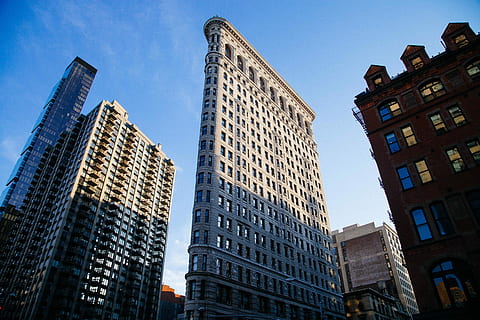beige, alto, edificio, alto edificio, grattacielo, New York City, architettura, scena urbana, esterno dell'edificio, edificio per uffici, struttura costruita, manhattan - new york city, città, distretto del centro, architettura ed edifici, attività commerciale, paesaggio urbano, vita di città, Stati Uniti d'America, cielo, Inquadratura dal basso, skyline urbano, nessuno, distretto finanziario, all'aperto, moderno, destinazioni di viaggio, costruzione, alto - alto, edificio per uffici esterno, ufficio, finestra, Torre, natura, giorno, cielo sereno, blu, 5K, CC0, dominio pubblico, privo di copyright