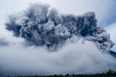 vybuchla sopka, oblak popela, mrak, zataženo, denní světlo, dramatický, geologickou činnost, Příroda, bouřka, letní, sopečná erupce, počasí, sopka, kouř - fyzikální struktura, erupce, geologie, moci, aktivní sopka, krása v přírodě, Napájení, mrak - nebe, životní prostředí, nebe, nikdo, hora, přistát, Spálený, mimoměstské scény, fyzická geografie, den, krajina, venku, sopečný kráter, znečištění, 5K, CC0, veřejná doména, bez autorských práv
