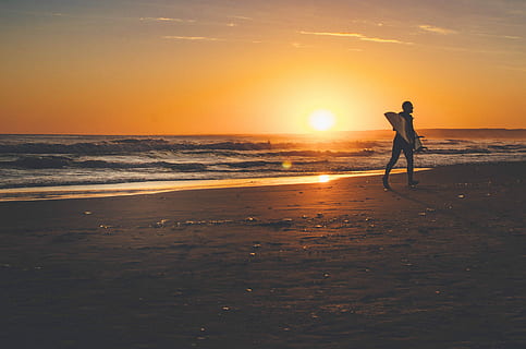 mand, gå, kysten, gylden, time, silhuet fotografi, person walking, strand, surfbræt, solnedgang, surfer, ocean, gylden time, hav, vand, jord, himmel, skønhed i naturen, horisont, horisont over vand, scenics - natur, en person, fuld længde, livsstil, orange farve, rigtige mennesker, natur, fritidsaktivitet, sollys, stående, sol, udendørs, fotograf, 4K, CC0, offentligt domæne, royaltyfrie