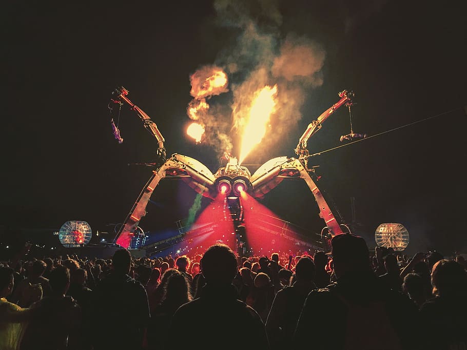 setkání lidí, etapa, skupina, lidé, sledování, událost, dav, show, oheň, kouř, skupina lidí, velká skupina lidí, skutečných lidí, umělecká kultura a zábava, zážitek, svítí, noc, oslava, muži, výkon, publikum, hudba, životního stylu, volnočasové aktivity, dospělý, ženy, pohyb, světlo, vzrušení, ohňostroj, venku, noční život, festival, hudební festival, divák, 2K