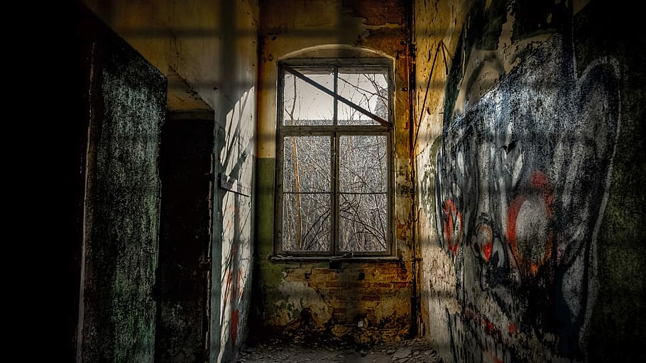 vell, sortir, finestra, foscor, incidència de llum, abandonat, arquitectura, obsoleta, estructura construïda, aixafar, espatllat, resistent, edifici, a l'interior, mal estat, deteriorament, declivi, cap gent, funció de construcció de parets, dia, casa, història, arruïnat, desordenat, brut, 5K