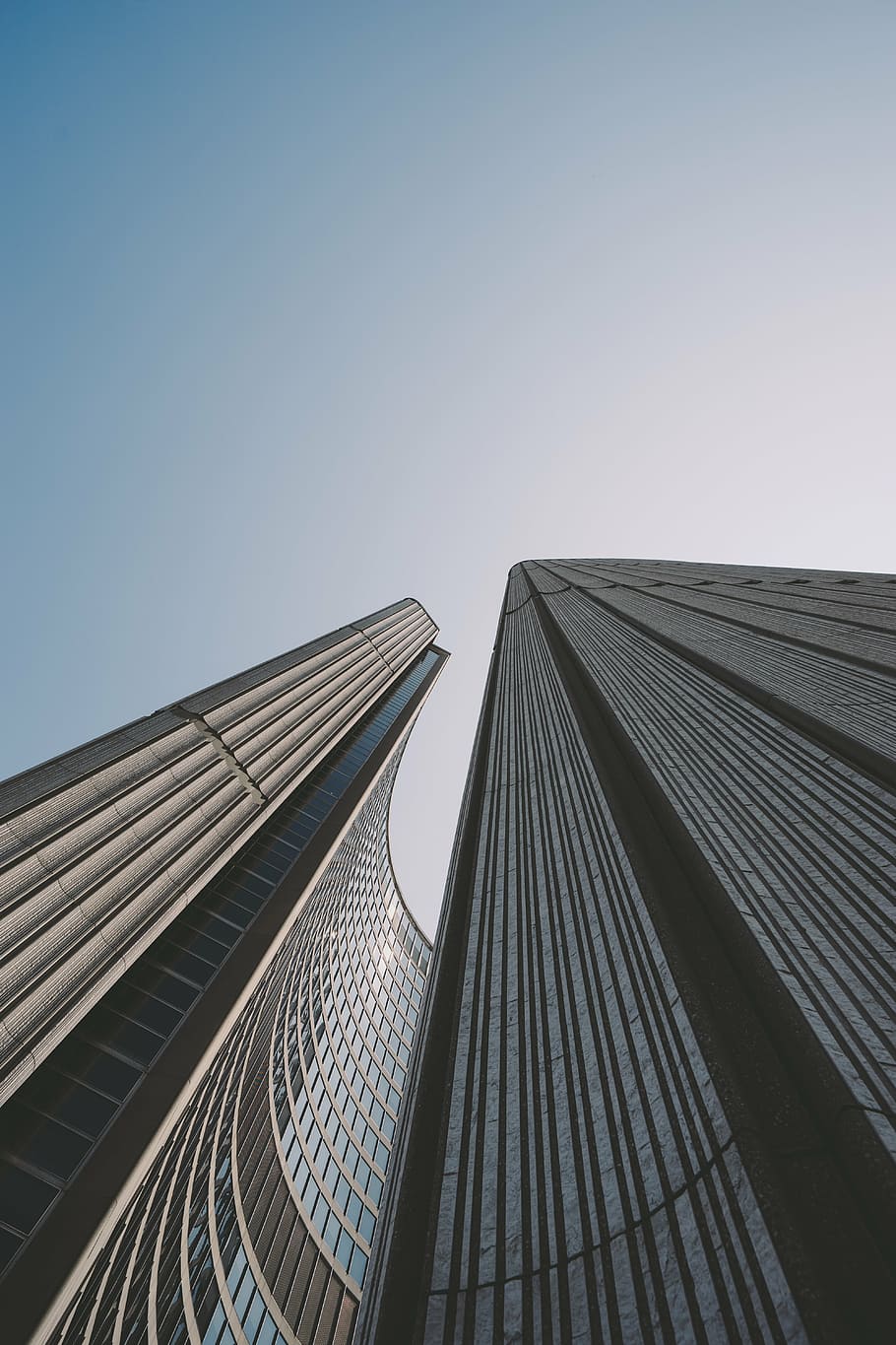 baix, fotografia d'angle, alt, edifici de pujada, gratacels, vertical, edifici, arquitectura, cel, imperi, torre, exterior de l'edifici, modern, estructura construïda, exterior d’edifici d’oficines, acer, ciutat, a l'aire lliure, vista d’angle baix, cel clar, cap gent, alta - alta, naturalesa, oficina, còpia espai, dia, metall, patró, directament a sota, lloc, 5K