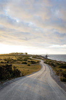 gebogen, Straße, umgeben, Rasen, Foto, Rau, Karosserie, Wasser, grau, Meerwasser, tagsüber, Windmühle, Baum, Ozean, Meer, Natur, Landschaft, Himmel, wolke - himmel, Autobahn, szenen, keine Leute, draußen, Reiseorte, Reise, der Weg nach vorn, Transport, Richtung, Szenen - Natur, Schönheit in der Natur, Land, Nicht-städtische Szene, Tag, Ruhe, ruhige Szene, Pflanze, Strand, 4K, CC0, gemeinfrei, lizenzfrei