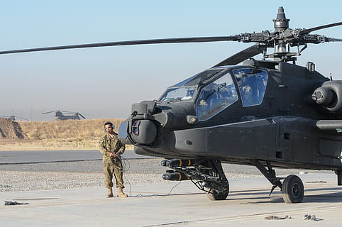 ah-64e, apache, atac cu elicopterul, aviaţie, avioane, decolare, circulaţie, militar, transport, vehiculul aerian, mijloc de transport, o persoana, forte armate, guvern, zi, lungime totală, soldat militar, elicopter, avion, armată, mers, mamifer, adult, Industrie aerospatiala, 4K, CC0, domeniu public, fără drepturi de autor