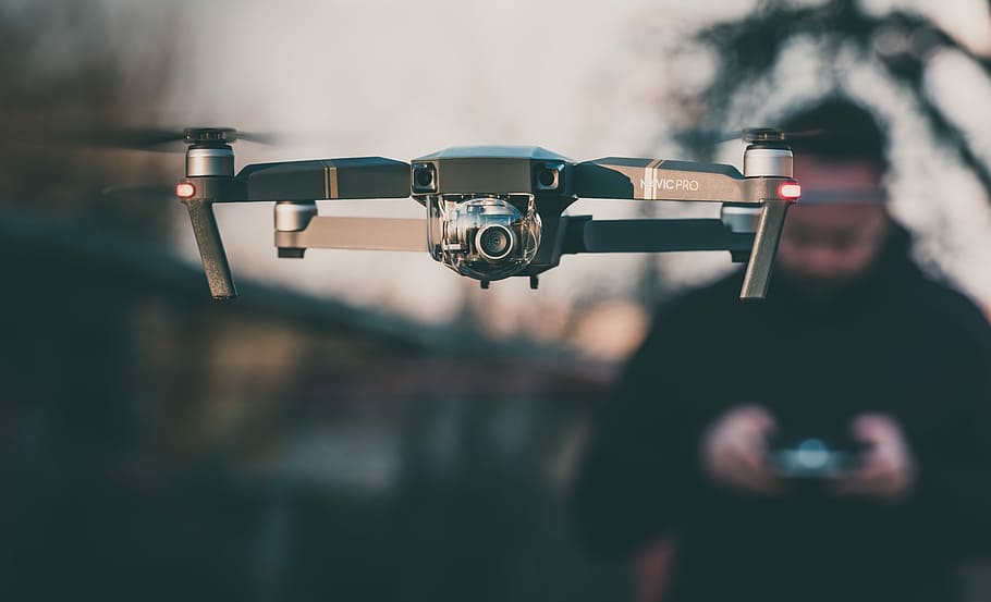 dji mavic, pro, flotant, negre, drone quadcopter, càmera, controlat, home, fotografia de focalització de jaqueta selectiva, drone, tecnologia, equipament, temes de fotografia, centrar-se en primer pla, càmera - equip fotogràfic, dia, enfocament selectiu, primer pla, a l'aire lliure, activitat, persones incidentals, fotografiar, naturalesa, una persona, estil retro, equip fotogràfic, transport, persona irreconeixible, càmera digital, càmera de vídeo domèstica, fotògraf, 5K