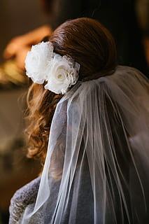 vrouw, vervelend, wit, sluier, bloemen, hoofdtooi, bruid, haar-, hoofd, viering, huwelijk, focus op de voorgrond, een persoon, kapsel, evenement, witte kleur, pasgetrouwde, achteraanzicht, volwassen, levensgebeurtenissen, echte mensen, levensstijlen, lang haar, trouwjurk, kleding, 5K, CC0, publiek domein, royaltyvrij