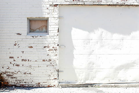 blanco, pintado, pared, puerta de la cochera, arquitectura, antiguo, edificio, pared - característica de la construcción, ventana, exterior del edificio, abandonado, estructura construida, día, nadie, casa, el color blanco, puerta, Entrada, al aire libre, luz del sol, cerrado, erosionado, naturaleza, 1080P, CC0, dominio público, libre de derechos