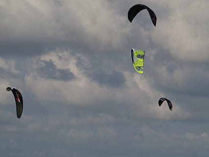 dracs, núvols, cel, vent, Ventós, Esports extrems, esport, volant, parapent, acció, paracaigudes, aficions, paracaigudisme, lliscament, homes, activitat, recerca recreativa, aire, aventura, núvol - cel, persones reals, a l'aire, activitat d'oci, naturalesa, persona irreconeixible, llibertat, estils de vida, vista d’angle baix, dia, alegria, joia, kiteboarding, a l'aire lliure, 2K, CC0, domini públic, lliure de regalies