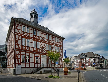 Usingen, taunus, Hesse, Tyskland, gammel by, gamle bygning, steder af interesse, Fachwerkhaus, truss, Rådhus, gamle rådhus, arkitektur, bygning udvendig, bygget struktur, sky - himmel, himmel, by, gade, natur, transportmidler, dag, bygning, vej, udendørs, rejsemål, sti, tilfældige mennesker, bil, byens gade, 4K, CC0, offentligt domæne, royaltyfrie