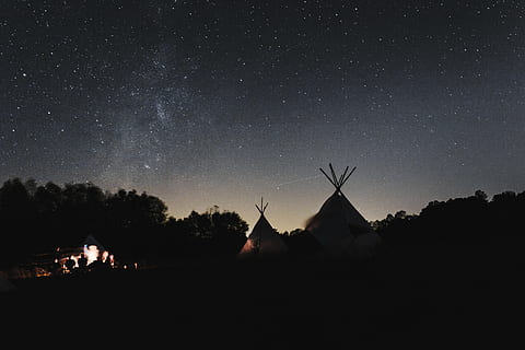 deux tentes beiges, deux, camping, des tentes, près, des arbres, la nuit, foncé, nuit, ciel, étoiles, tente, aventure, de plein air, silhouette, en plein air, arbre, la nature, personne, beauté dans la nature, paysage, paysages, étoile - espace, espace, astronomie, paysages - nature, étoile, champ d'étoiles, environnement, plante, galaxie, religion, tranquillité, champ, scène tranquille, espace et astronomie, 5K, CC0, domaine public, libre de droits