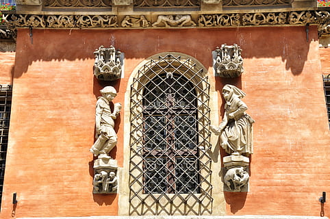 Fenster, kamienica, Monumente, das Fenster, Gebäude, Fassaden, altes Haus, Monument, die alte Stadt, Reihenhäuser, Fensterläden, Stadt, alt, Polen, Das Stadt Zentrum, farbige Stadthäuser, die Architektur, uralt, der Markt, Antiquität, Aussicht, Zahl, Tourismus, Wand, Zahlen, Gitter, Breslau, Breslauer Markt, Stil, dekorativ, gebaute Struktur, Tag, Metall, keine Leute, Gebäudehülle, Muster, draußen, Sonnenlicht, Flachwinkelansicht, Wandbau - Funktion, die Vergangenheit, Kreativität, Holz - Material, Geschichte, Design, Natur, 4K, CC0, gemeinfrei, lizenzfrei
