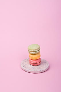 trys, Prancūzų kalba, macaroons, plokštė, fotografija, kepti, slapukai, macaroon, makaronas, kamino, marmuras, rožinis, paprasta, minimalus, objektą, plastmasinis, laivas, padaryti, simbolis, spalvinga, sėkmė, spalvotas fonas, studija, rausvos spalvos, Maistas ir gėrimai, maisto, patalpose, rožinis fonas, saldus maistas, kopijavimo vietos, nėra žmonių, saldus, violetinė, šviežumas, malonumas, violetinis fonas, desertas, slapukas, pagunda, prancūziškas maistas, 5K, CC0, Viešasis domenas, nemokamai