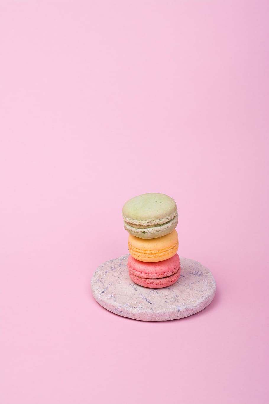 tres, francès, macarrons, placa, fotografia, al forn, cookies, macarró, macaron, pila, marbre, rosa, simple, mínim, objecte, plàstic, vaixell, render, símbol, colorit, èxit, fons de colors, tir de l'estudi, color rosa, menjar i beguda, menjar, a l'interior, fons rosa, menjar dolç, còpia espai, cap gent, dolç, porpra, frescor, indulgència, fons morat, postres, cookie, temptació, menjar francès, 5K