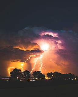 llampec, nit, silueta, arbres, llamps, brillant, trons, núvols, llum, núvol - cel, tempesta, poder a la natura, bellesa a la natura, cel, poder, senyal d'advertència, signe, cel dramàtic, medi ambient, núvol de tempesta, naturalesa, escenics - natura, cap gent, llamps bifurcats, posta de sol, a l'aire lliure, fosc, clima extrem, ominós, 2K, CC0, domini públic, lliure de regalies