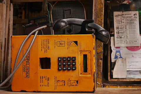visuomenei, telefonu, langas, dokumentus, oranžinė, taksofonas, ruda, metalo juosta, telefonas, senas, geltona, kabelis, technologijos, komunikacijos, ryšį, nėra žmonių, Iš arti, retro stiliaus, tekstą, patalpose, natiurmortas, telefono būdelė, nostalgija, mokėti telefoną, fiksuotojo telefono, numeris, telefono imtuvas, dieną, 4K, CC0, Viešasis domenas, nemokamai