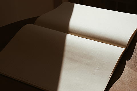 cartea albă, hârtie aliniată alb, carte, Notepad, hârtie, umbră, nici o persoana, a închide, document, în interior, spațiu copie, natură moartă, vedere în unghi mare, scrisoare, lumina soarelui, pagină, gol, recipient, carton, model, culoare alba, documente, cutie, birou, Fundal negru, 5K, CC0, domeniu public, fără drepturi de autor