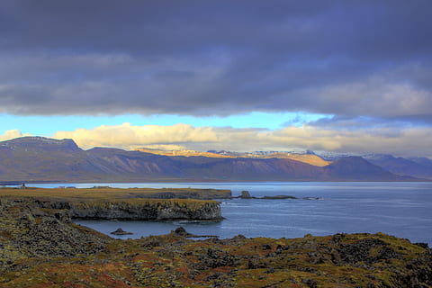 Grün, Land, neben, Karosserie, Wasser, Berg, Meer, entfernt, wolkig, Himmel, Wolke, Rock, Küste, Bucht, Hügel, Tageslicht, Tag, stürmisch, blauer Himmel, Horizont, Landschaft, Mündung, Szenen - Natur, wolke - himmel, Schönheit in der Natur, ruhige Szene, Ruhe, Natur, Nicht-städtische Szene, Umgebung, idyllisch, keine Leute, Gebirge, Sonnenuntergang, draußen, 4K, CC0, gemeinfrei, lizenzfrei