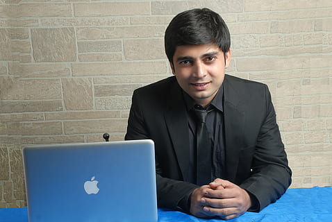 uomo, seduta, sedia, accanto, macbook d'argento, computer, Mac, il computer portatile, programmazione, tecnologia, ufficio, lavoro, codice, professionisti del business, tavolo, scrivania, gente dell'ufficio, lavoratori, persona, Internet, giovane, uomo d'affari, una persona, guardando la fotocamera, giovane adulto, ritratto, vista frontale, tecnologia wireless, usando il portatile, in casa, uomini, comunicazione, adulto, attività commerciale, maschi, Business aziendale, adolescente, 4K, CC0, dominio pubblico, privo di copyright