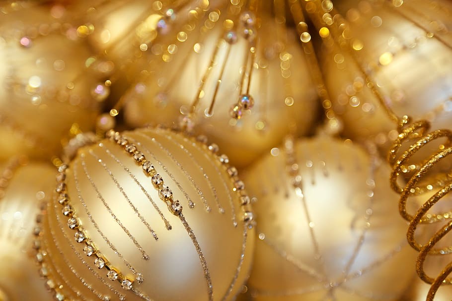 overfladisk, fokus fotografering, guldfarvet bauble, baggrund, bold, briks, lyse, fest, jul, dekoration, dekorative, glas, gylden, ferie, guld, ornament, sæson, sæson-, skinnende, sfære, baubles, xmas, gul, selektiv fokusering, tæt på, ingen mennesker, baggrunde, vand, rigdom, guldfarvet, natur, skønhed i naturen, dyr, luksus, fuld ramme, våd, perle smykker, mad, undersøiske, dyre temaer, dråbe, udsmykkede, dug, 4K