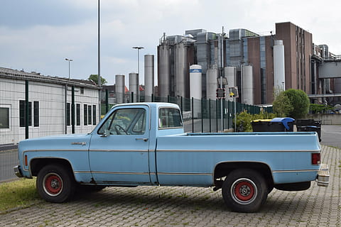 Raccogliere, auto, blu, modo di trasporto, veicolo terrestre, mezzi di trasporto, veicolo a motore, struttura costruita, esterno dell'edificio, architettura, città, giorno, strada, nessuno, stazionario, cielo, all'aperto, natura, pick-up, parcheggio, in stile retrò, 5K, CC0, dominio pubblico, privo di copyright
