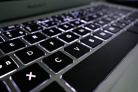 close-up foto, zilveren macbook air, toetsenbord, computer, laptop, backlight, pc, notitieboekje, technologie, geen mensen, computer sleutel, detailopname, binnenshuis, dag, computerapparatuur, Draadloze technologie, communicatie, verbinding, computer deel, internet, tekst, bedrijf, brief, alfabet, zakelijke activiteiten, selectieve aandacht, keypad, Computer misdaad, 5K, CC0, publiek domein, royaltyvrij