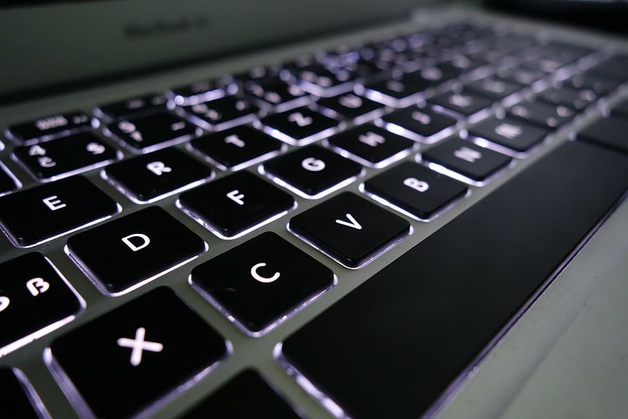 foto ravvicinata, macbook air argento, tastiera, computer, il computer portatile, controluce, pc, taccuino, tecnologia, tastiera del computer, nessuno, tasto del computer, avvicinamento, in casa, giorno, attrezzatura informatica, tecnologia wireless, comunicazione, connessione, parte del computer, Internet, testo, attività commerciale, lettera, alfabeto, Business aziendale, messa a fuoco selettiva, Crimine informatico, 5K