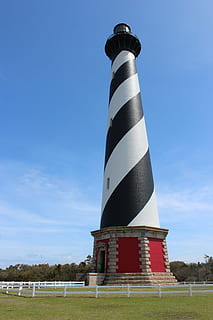 capo, Hatteras, faro, esterno, banche, punto di riferimento, costa, Torre, cielo, architettura, struttura costruita, giorno, natura, alto - alto, pianta, Inquadratura dal basso, guida, nessuno, rosso, blu, erba, all'aperto, esterno dell'edificio, direzione, viaggio, destinazioni di viaggio, 5K, CC0, dominio pubblico, privo di copyright