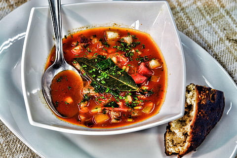 grøntsagssuppe, majsbrød, hdr, grøntsag, brød, suppe, aftensmad, måltid, mad, køkken, appetitvækker, ske, gourmet, velsmagende, lækker, sund og rask, mad og drikke, skål, sund kost, høj vinkel visning, ingen mennesker, klar til at spise, friskhed, velvære, plade, overbærenhed, bord, stilleben, portionsstørrelse, indendørs, tæt på, direkte over, urt, pynt, fristelse, porcelæn, koriander, 2K, CC0, offentligt domæne, royaltyfrie