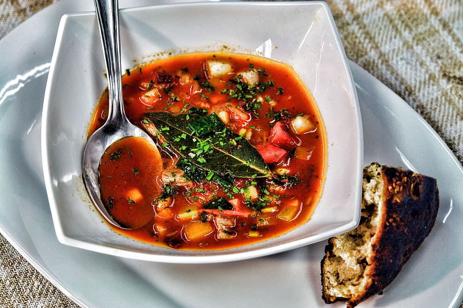 grøntsagssuppe, majsbrød, hdr, grøntsag, brød, suppe, aftensmad, måltid, mad, køkken, appetitvækker, ske, gourmet, velsmagende, lækker, sund og rask, mad og drikke, skål, sund kost, høj vinkel visning, ingen mennesker, klar til at spise, friskhed, velvære, plade, overbærenhed, bord, stilleben, portionsstørrelse, indendørs, tæt på, direkte over, urt, pynt, fristelse, porcelæn, koriander, 2K