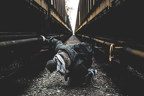 Mann sitzt, Boden dazwischen, zwei, braun, Metallwände, Person, schwarz, langärmelig, Hemd, unter Zug schauen, Zug, Eisenbahn, Güterbahnhof, Güterzug, echte Menschen, die Architektur, in voller Länge, Menschen, Männer, Lebensstile, Tag, Transport, gebaute Struktur, Stadt, Rückansicht, Besetzung, Natur, Schienenverkehr, draußen, Verbindung, Brücke - künstliche Struktur, soziale Themen, Legere Kleidung, Verschmutzung, Kapuze - Kleidung, 5K, CC0, gemeinfrei, lizenzfrei